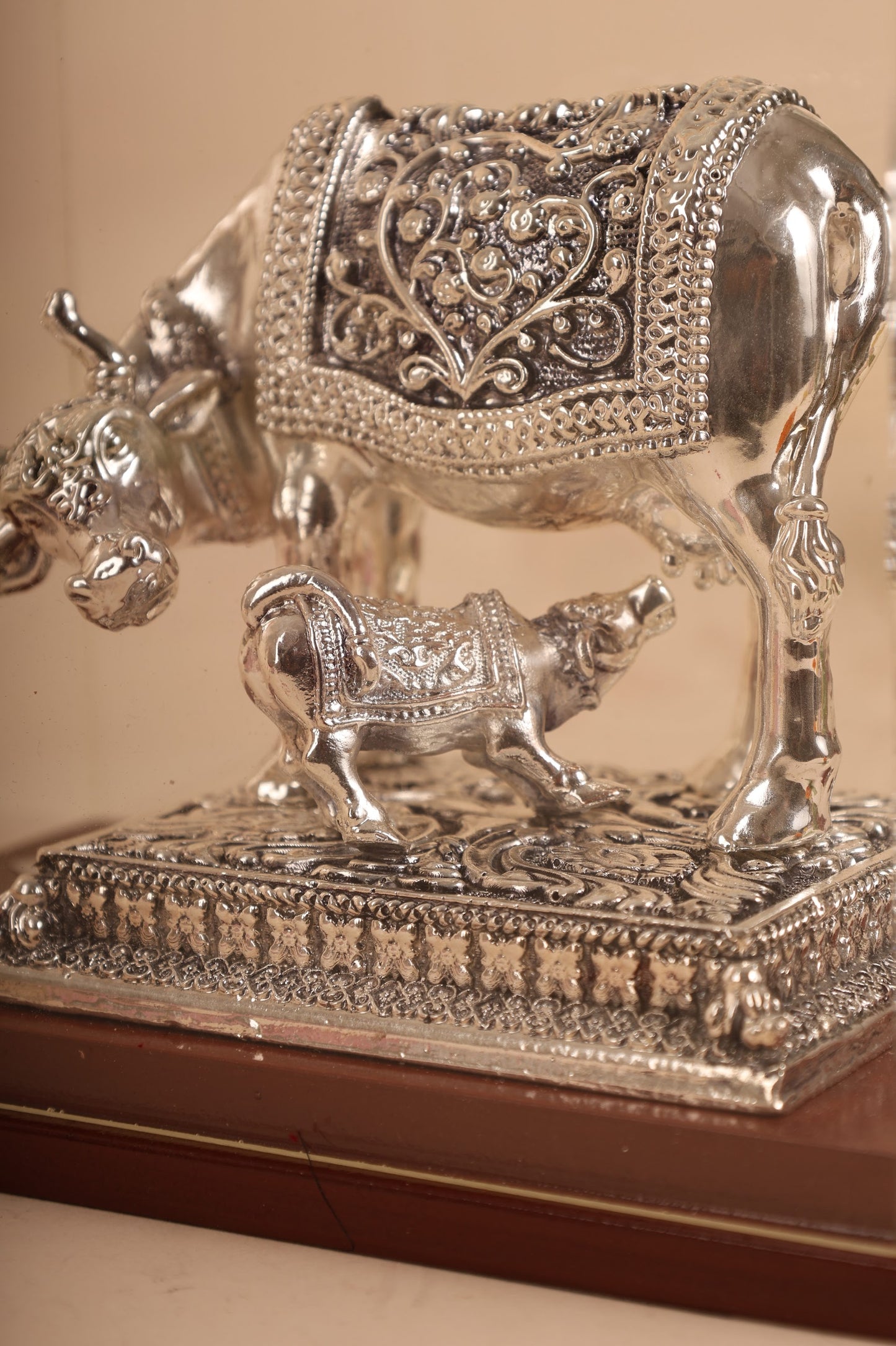 Pure Silver Kamadhenu Cow and Calf Idol – Spiritual Decor for Pooja Room & Gifting